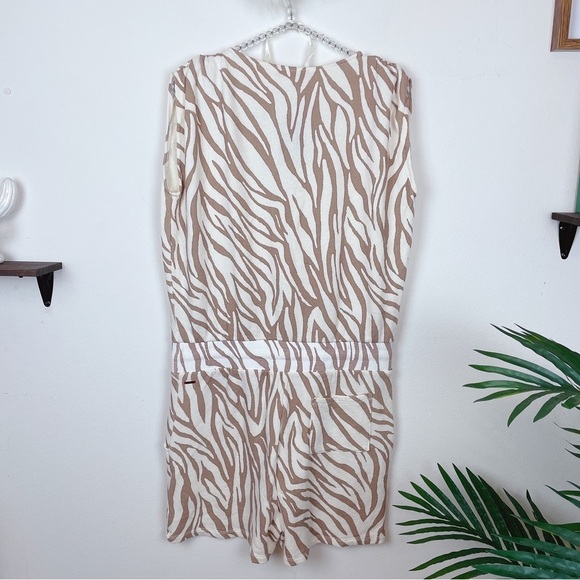 n:philanthropy Royce Romper in Tropical Abstract Taupe - Picture 4 of 5